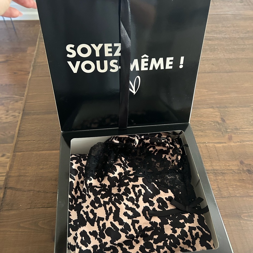 Valege Leopard Pyjama Set - Picture 9 of 9